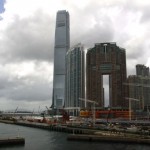 Das International Commerce Centre links im Bild ist derzeit das höchste Gebäude Hongkongs. Davor wird kräftig weitergebaut.