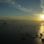 Schiffe auf Reede vor Hongkong.