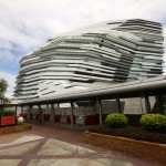 Der von Zaha Hadid entworfene Innovation Tower sieht so aus, als ob er langsam schmelzen würde.