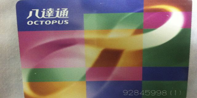 Die Octopus-Karte ist an allen MTR Stationen erhältlich.