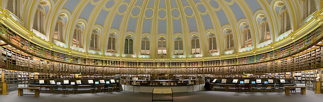 Lesesaal der British Library. Foto: David Iliff von Upload: 10.Feb 2006 by User:Diliff / edit by User:Waugsberg (attempt to correct stitching problems) (Eigenes Werk) [GFDL, CC-BY-SA-3.0 oder CC-BY-2.5], via Wikimedia Commons
