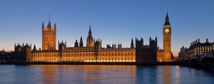 Der Blick auf die Houses of Parliament ist besonders zur Blauen Stunde reizvoll. Foto: von David Iliff (Eigenes Werk) [CC-BY-SA-2.5 (http://creativecommons.org/licenses/by-sa/2.5)], via Wikimedia Commons