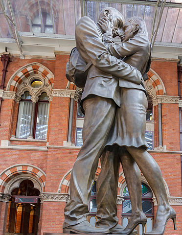 Monumentaler Abschied: Die von Paul Day geschaffene Statue in St. Pancras.