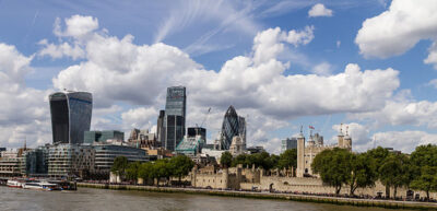 Der Tower liegt direkt an der Themse am östlichen Rand der City of London mit ihren Bürotürmen.