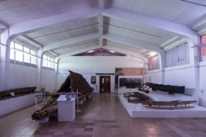 Im Fischi-Museum gibt es einige traditionell gefertigte Kanus zu sehen. Auf allen Fidschi-Inseln leben insgesamt aber wohl nur noch 30 bis 40 Personen, die über die Fähigkeiten und die nötige Erfahrung zum Bau von traditionellen Kanus verfügen.