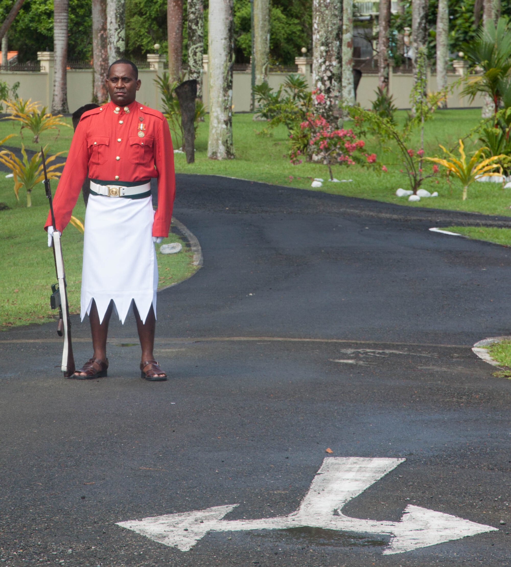 Auch in der Wache vor dem Präsidentenpalast mischen sich britische und fidschianische Einflüsse.