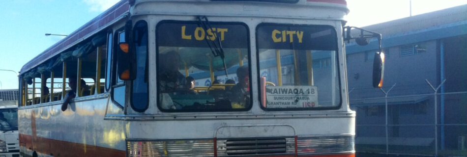 Die Busse von Suva folgen keinen Fahrplänen. Sie kommen einfach.