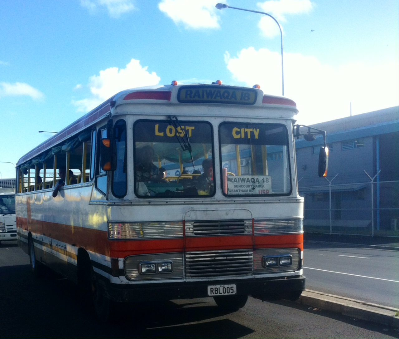 Die Busse von Suva folgen keinen Fahrplänen. Sie kommen einfach.