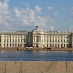 Die Russische Kunstakademie am Ufer der Newa.