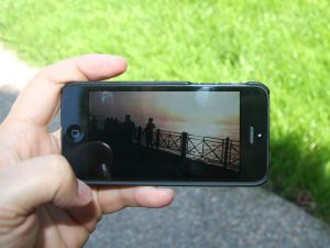 Filming with a smartphone is fine. Bild: Intel Free Press, Mobile Video on Apple iPhone 5, CC BY-SA 2.0 