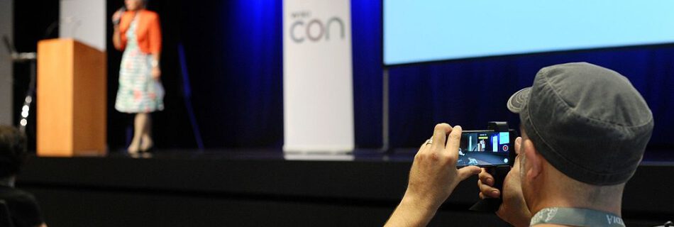 Niccolò Caranti (https://commons.wikimedia.org/wiki/File:WikiCon_2016_-_Eröffnungsfeier_03.jpg), „WikiCon 2016 - Eröffnungsfeier 03“, https://creativecommons.org/licenses/by-sa/4.0/legalcode