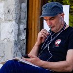 Matthias Süßen bei der Planung von Social-Media-Beiträgen. Ganz klassisch mit Stift und Zettel.