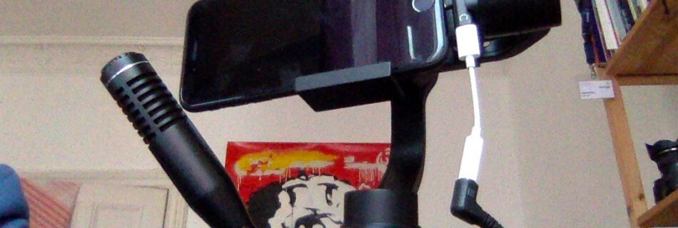 Bisher war es schwer bis unmöglich, das Iphone auf einen Gimbalk zu montieren und dazu noch ein externes Mikro anzuschließen. Mit diesem kleinen Adapter geht es aber.