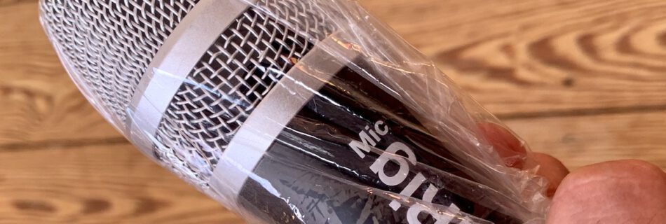 Mikrofon zum Schutz vor einer Übertragung von Coronaviren mit Folie umhüllt.