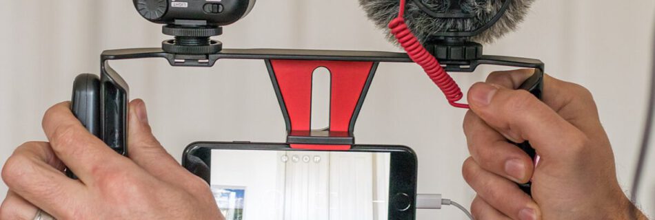 Beitragsbild zum Artikel die Auditive Ebene im Video. Es zeigt ein Smartphone mit angeschlossenem Mikrofon