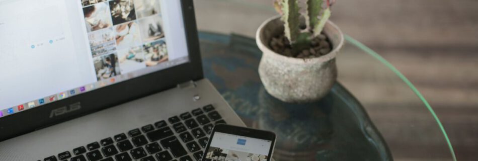 Artikelbild zum Beitrag: Das richtige Theme finden. Es zeigt einen Laptop und ein Smartphone, auf dem eine Webseite geöffnet ist.