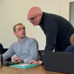 Matthias Süßen erklärt einem Teilnehmer seines Workshops Datenvisualisierung, wie man mit dem Datawrapper aus Zahlen ansprechende Grafiken macht.