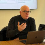 Matthias Süßen erklärt in einem Workshop zu Social Media wie man Content mit einfachen Miteln erstellt. 